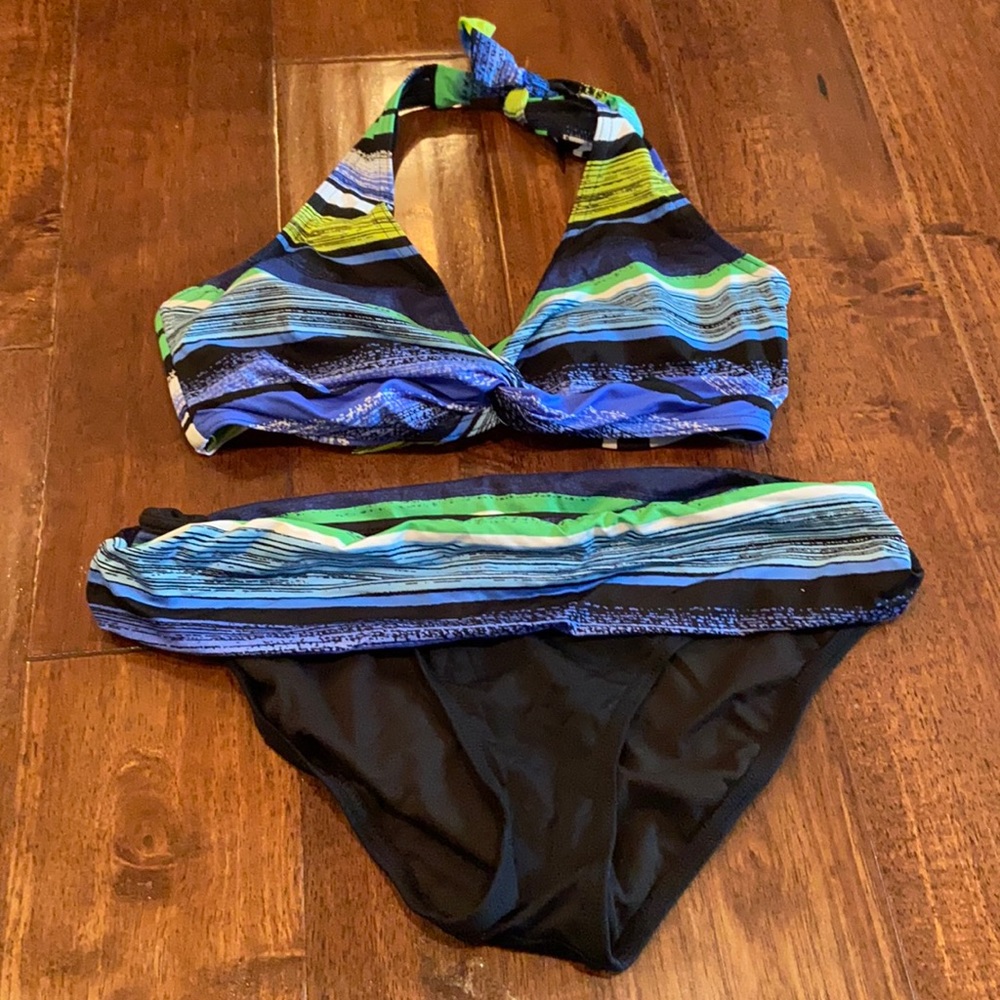 Jag swimsuit top 32-34/D and medium bottoms